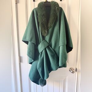 Elegant Green Women's Poncho with Faux Fur Trim